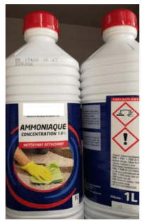 Photographie de deux bouteilles blanches d'un litre. L'étiquette porte la mention « ammoniaque concentration 13 % » et le mot « nettoyant détachant » ; deux pictogrammes de danger losangés figurent sur le côté.