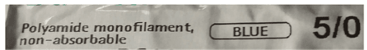Photographie d'une partie d'étiquette de paquet de fil de suture, portant les mentions « Polyamide monofilament, non-absorbable », « BLUE » dans un cadre arrondi, et « 5/0 » en gros caractères.