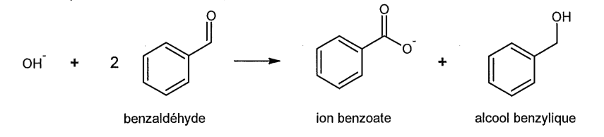 Équation de la réaction n°1 en formules topologiques : un ion hydroxyde et deux molécules de benzaldéhyde donnent un ion benzoate et une molécule d'alcool benzylique. Chaque espèce est légendée sous sa formule.