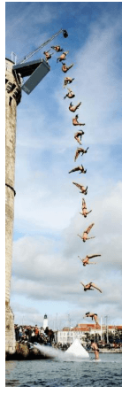 Photographie verticale d'un plongeon de haut vol : les positions successives du plongeur, superposées sur une même image, descendent le long d'une tour de pierre depuis la plateforme jusqu'à la surface de l'eau.