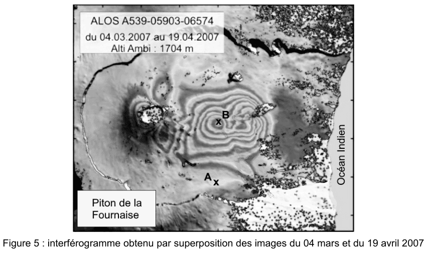 Figure 5. Interférogramme en niveaux de gris du Piton de la Fournaise : un système de franges concentriques alternativement claires et sombres entoure un point marqué B. Un point marqué A est situé plus bas, à l'extérieur du système de franges.
