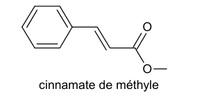 Formule topologique du cinnamate de méthyle : un cycle benzénique relié par une double liaison carbone-carbone de configuration trans à un groupe ester, dont l'atome de carbone porte une double liaison à un oxygène et une liaison simple à un second oxygène lui-même relié à un groupe méthyle.