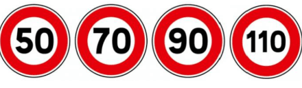 Quatre panneaux ronds de limitation de vitesse à bordure rouge, portant les nombres 50, 70, 90 et 110.
