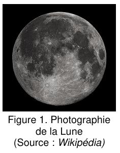 Figure 1 : photographie de la Lune en phase pleine sur fond noir : le disque gris est marqué de mers sombres et de cratères clairs. Source : Wikipédia.