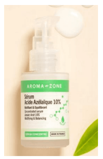 Photographie d'un flacon pompe blanc étiqueté sérum acide azélaïque 10 pour cent, posé sur un fond clair.