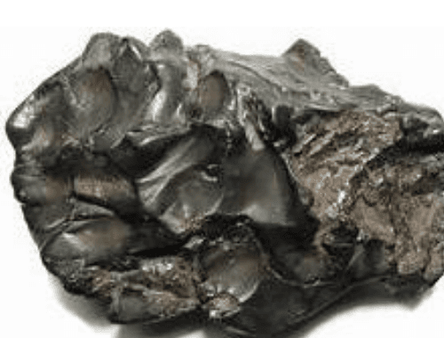 Photographie d'une météorite : un bloc de roche sombre à surface lisse et bosselée, aux reflets métalliques