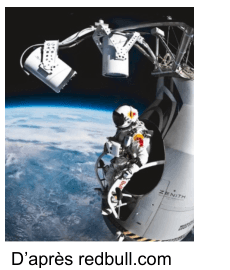 Photographie de Félix Baumgartner en combinaison pressurisée, debout sur la plateforme de sa capsule ouverte, la Terre et la courbure de l'atmosphère visibles en contrebas.