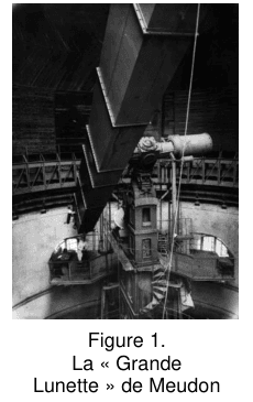 Figure 1 : photographie en noir et blanc de la Grande Lunette de Meudon : un très long tube métallique monté sur une charpente massive, sous une coupole d'observatoire dont on aperçoit la structure.