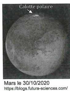 Photographie de la planète Mars prise le 30 octobre 2020 : un disque gris clair marbré de zones sombres, dont une tache blanche brillante près du bord supérieur, désignée par une flèche et légendée calotte polaire.