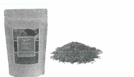 Photographie d'un sachet de spiruline déshydratée posé à côté d'un tas de paillettes vert bleuté.