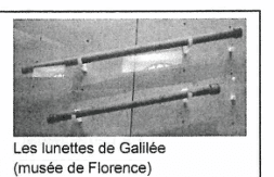 Photographie de deux lunettes astronomiques anciennes de Galilée, longs tubes cylindriques posés horizontalement, conservées au musée de Florence.