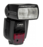 Photographie d'un flash d'appareil photographique reflex, vu de face.