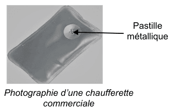 Photographie d'une chaufferette commerciale : une pochette souple en plastique transparent, remplie d'un liquide, dans laquelle est noyé un petit disque métallique désigné par une flèche et légendé pastille métallique.