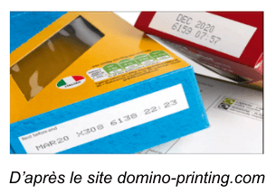 Photographie de produits alimentaires emballés portant une date d'expiration imprimée en caractères matriciels. D'après le site domino-printing.com.