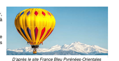 Photographie d'une montgolfière jaune et rouge en vol devant une chaîne de montagnes enneigées.