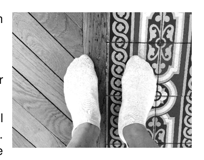 Pieds chaussés vus du dessus, moitié sur parquet, moitié sur carrelage