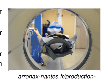 Patient allongé entrant dans une gamma-caméra (scintigraphie)